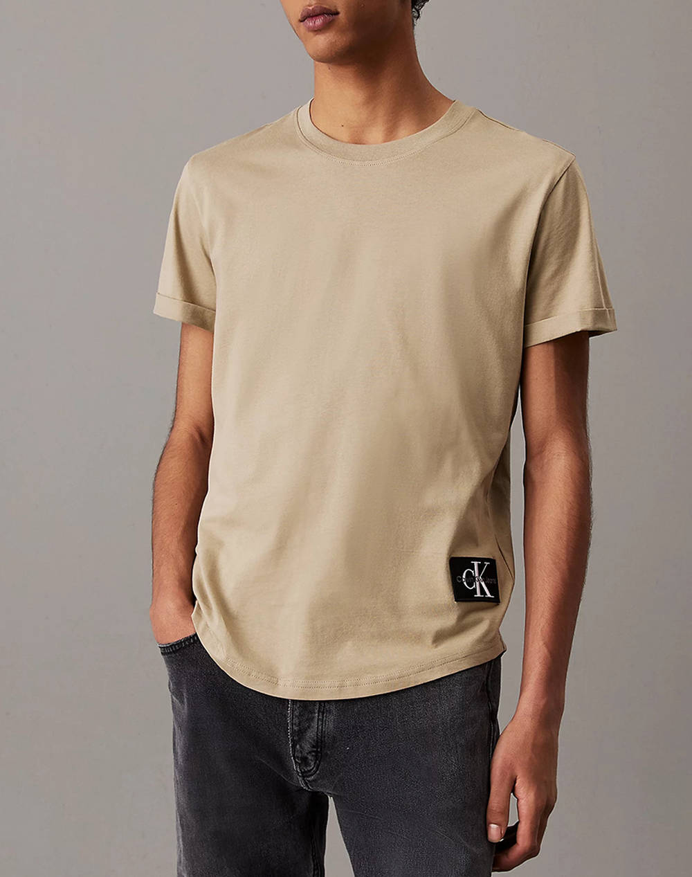 CALVIN KLEIN BADGE ROUND HEM TEE