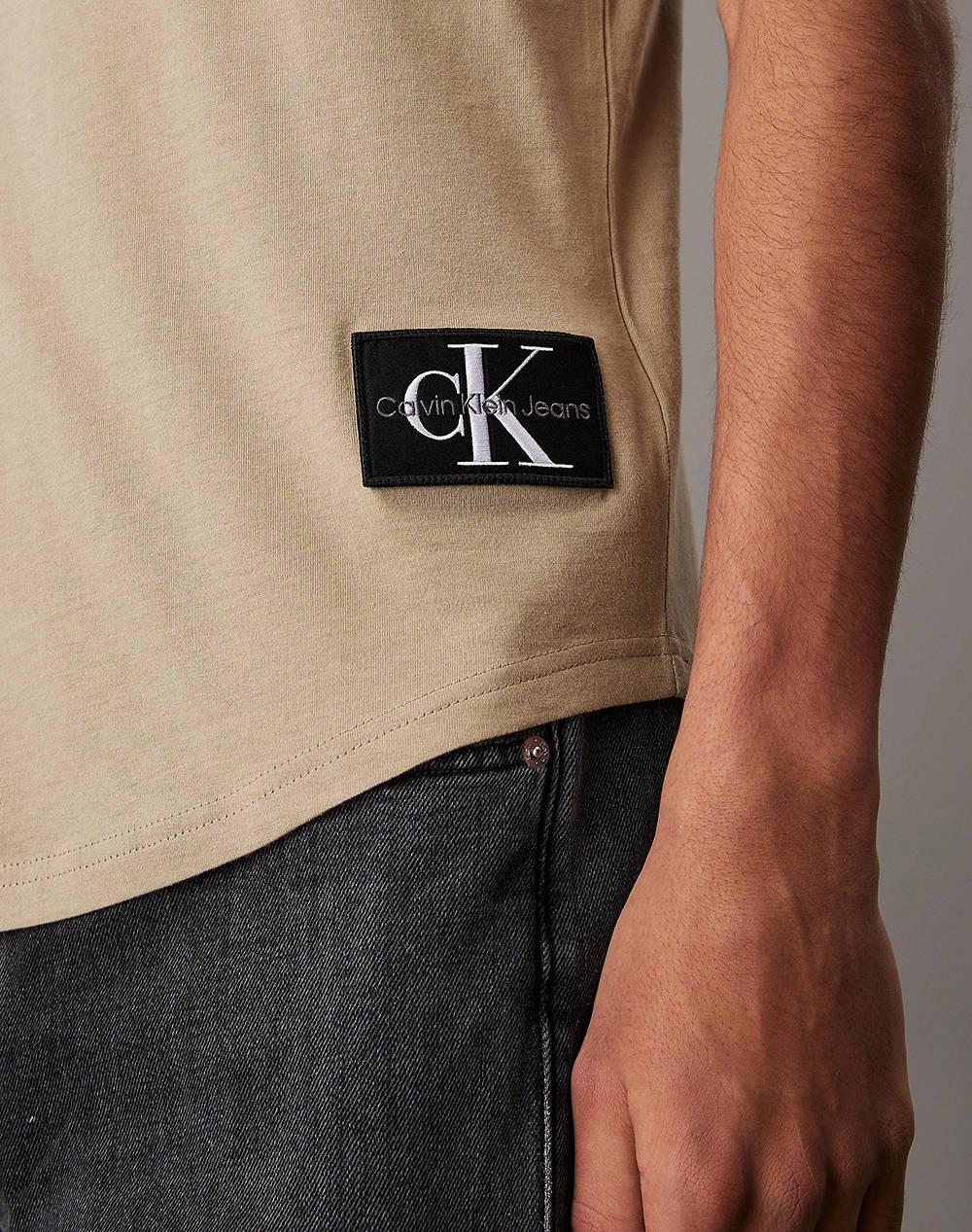 CALVIN KLEIN BADGE ROUND HEM TEE