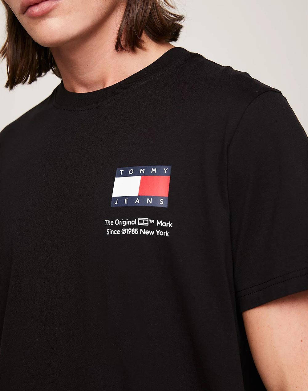 TOMMY JEANS TJM ESSENTIAL FLAG TEE EXT