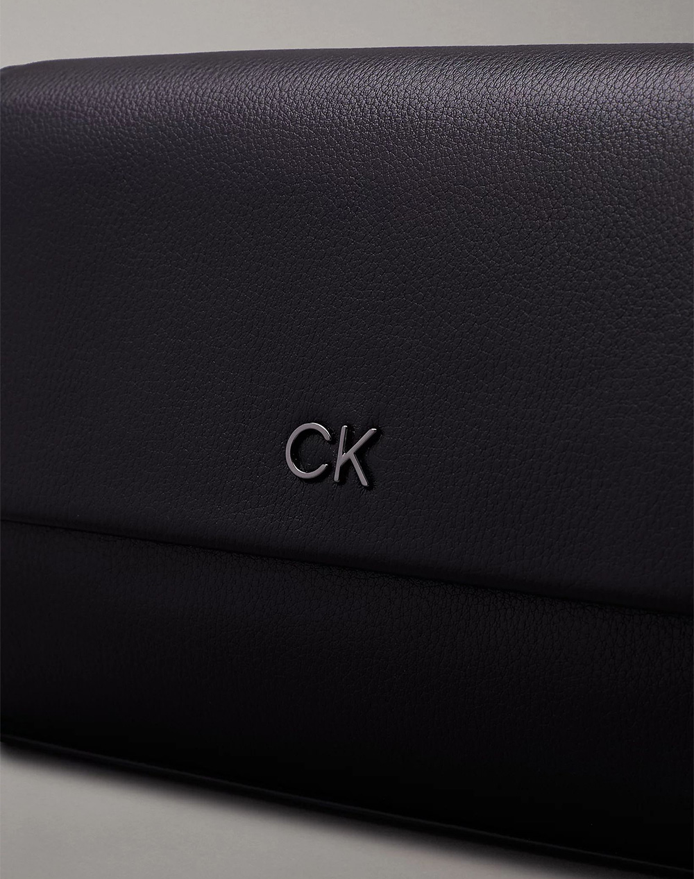 CALVIN KLEIN CK DAILY SHOULDER BAG PEBBLE (Rozměry: 28 x 15 x 8 cm)