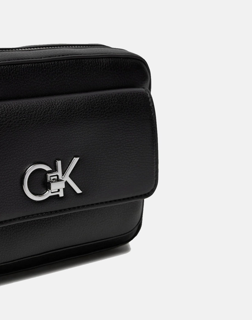 CALVIN KLEIN RE-LOCK CAMERA BAG W/FLAP_PBL (Rozměry: 21 x 15.5 x 5 cm)