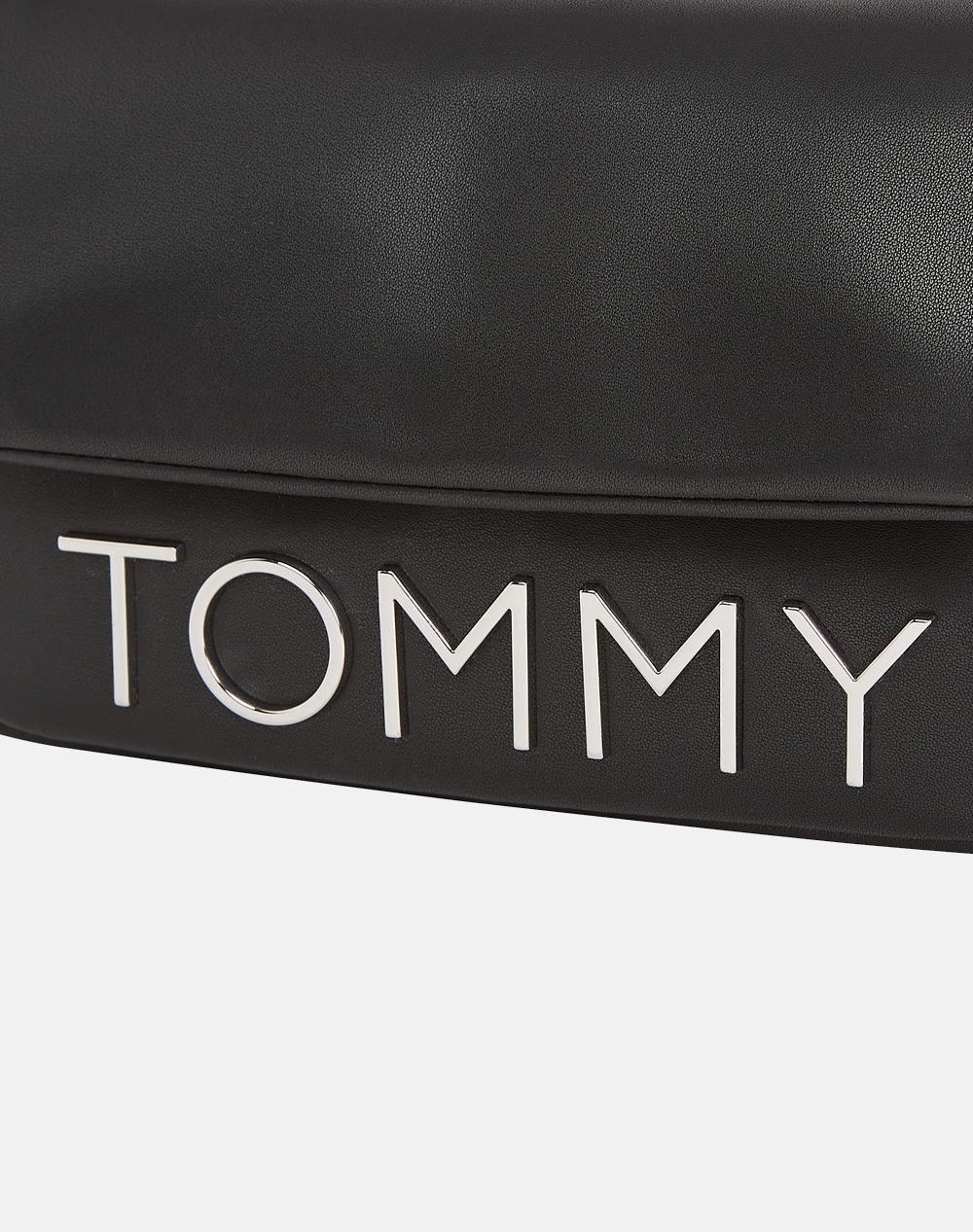 TOMMY JEANS TJW BOLD ELONGATED FLAP CROSS. (Rozměry: 14 x 23 x 6 cm)