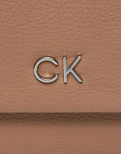 CALVIN KLEIN CK DAILY SHOULDER BAG PEBBLE (Rozměry: 28 x 15 x 8 cm)