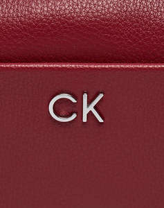 CALVIN KLEIN CK DAILY CAMERA BAG PEBBLE (Rozměry: 18 x 12 x 7.5 cm)