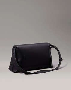 CALVIN KLEIN CK DAILY SHOULDER BAG PEBBLE (Rozměry: 28 x 15 x 8 cm)