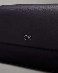 CALVIN KLEIN CK DAILY SHOULDER BAG PEBBLE (Rozměry: 28 x 15 x 8 cm)