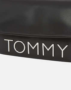 TOMMY JEANS TJW BOLD ELONGATED FLAP CROSS. (Rozměry: 14 x 23 x 6 cm)