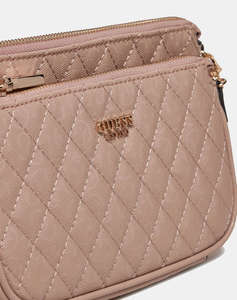 GUESS YARMILLA DBL POUCH CROSSBODY TAŠKA DÁMSKÁ (Rozměry: 24 x 13 x 5 cm)