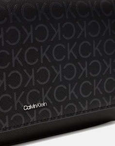 CALVIN KLEIN CK MUST CONV SHOULDER BAG_MONO (Rozměry: 27 x 15 x 6 cm)