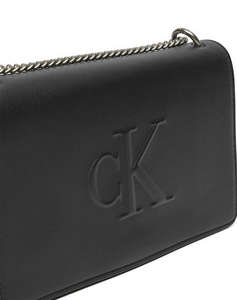 CALVIN KLEIN SCULPTED EW FLAP25 DEBOSS (Rozměry: 25 x 15 x 9 cm)