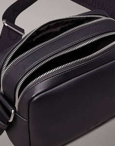 CALVIN KLEIN OVER WEBBING CAMERA BAG21 PU (Rozměry: 21 x 16 x 9 cm)