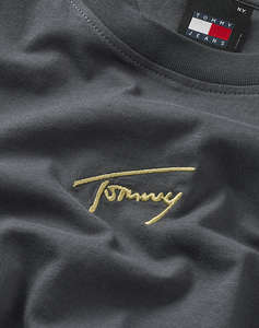 TOMMY JEANS TJM REG GOLD SIGNATURE TEE EXT