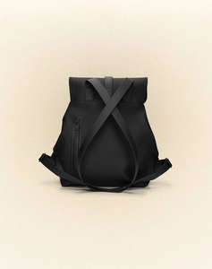 RAINS Bucket Backpack W3 (Rozměry: 30 x 25 x 17 cm)