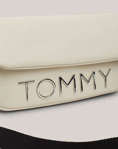 TOMMY JEANS TJW BOLD ELONGATED FLAP CROSS. (Rozměry: 14 x 23 x 6 cm)