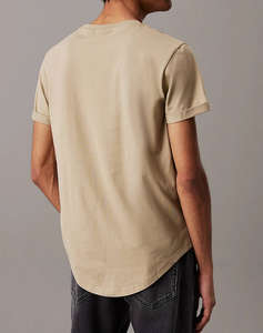 CALVIN KLEIN BADGE ROUND HEM TEE